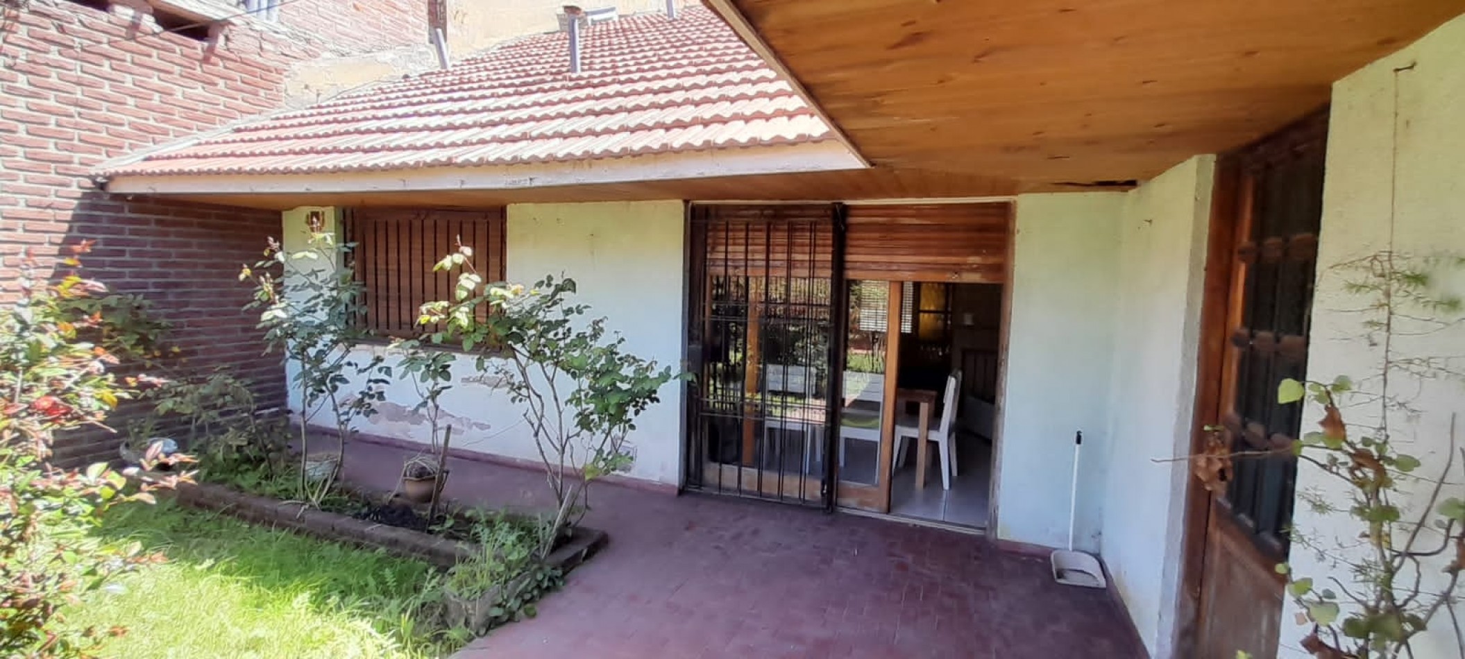 Chalet de 4 amb con garage para 2 autos, quincho y parque Barrio Villa Primera. ACEPTA PERMUTA