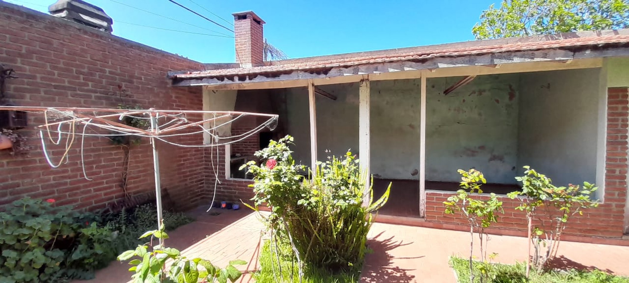 Chalet de 4 amb con garage para 2 autos, quincho y parque Barrio Villa Primera. ACEPTA PERMUTA