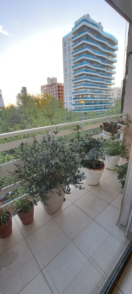 Departamento de 3 amb con balcon a la calle. Ubicado en Av. Libertad e/ Independencia y Salta 