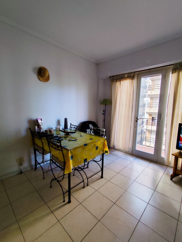 Departamento de 2 amb con balcon a la calle. zona plaza Colon 