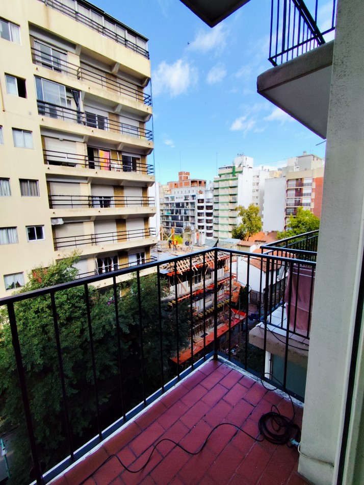 Departamento de 2 amb con balcon a la calle. zona plaza Colon 