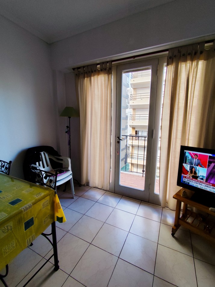Departamento de 2 amb con balcon a la calle. zona plaza Colon 