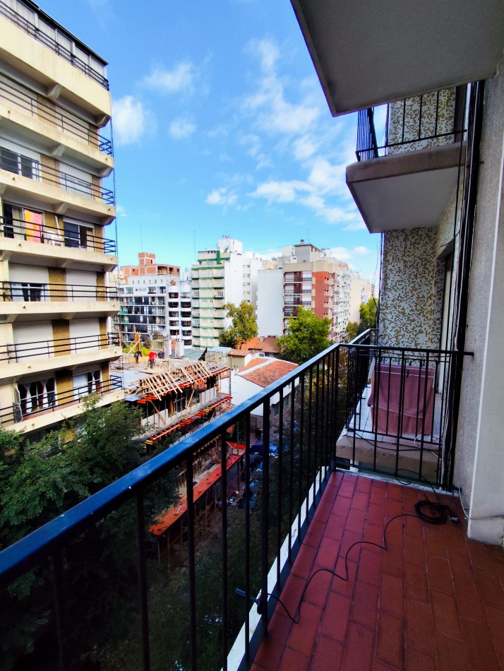 Departamento de 2 amb con balcon a la calle. zona plaza Colon 