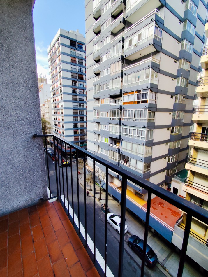 Departamento de 2 amb con balcon a la calle. zona plaza Colon 