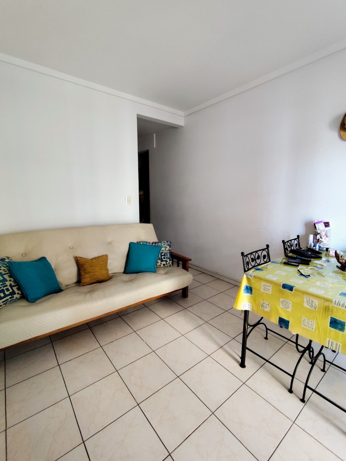 Departamento de 2 amb con balcon a la calle. zona plaza Colon 