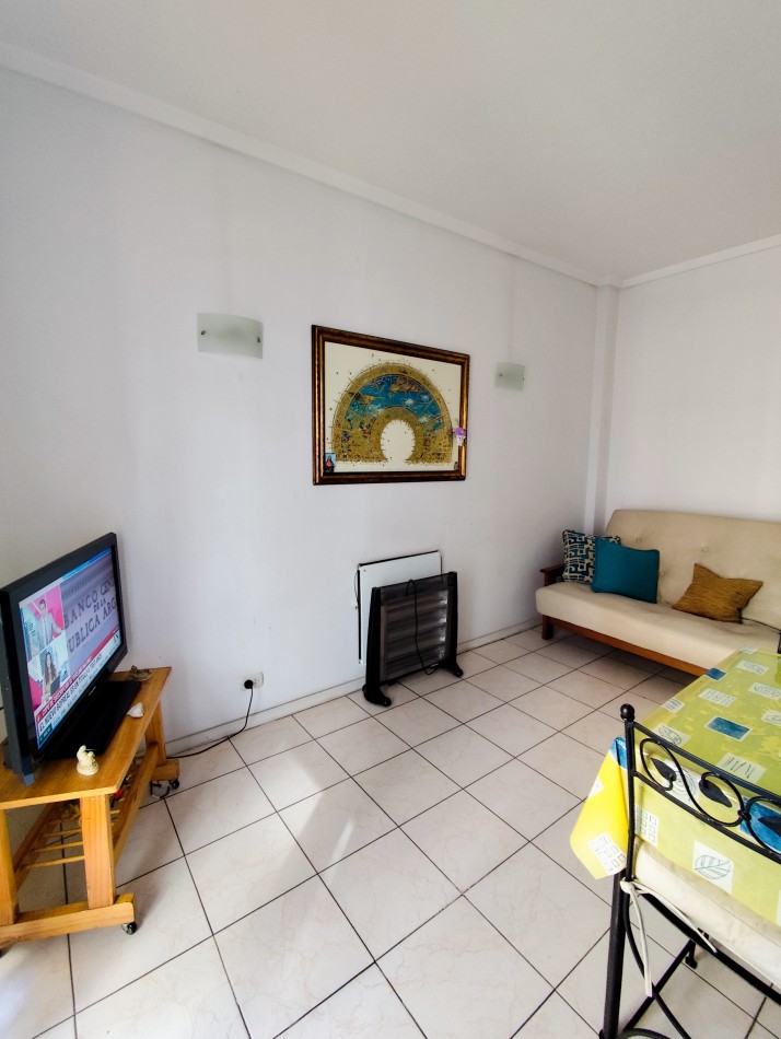 Departamento de 2 amb con balcon a la calle. zona plaza Colon 