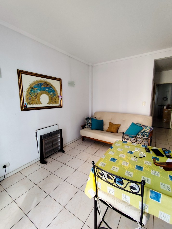 Departamento de 2 amb con balcon a la calle. zona plaza Colon 