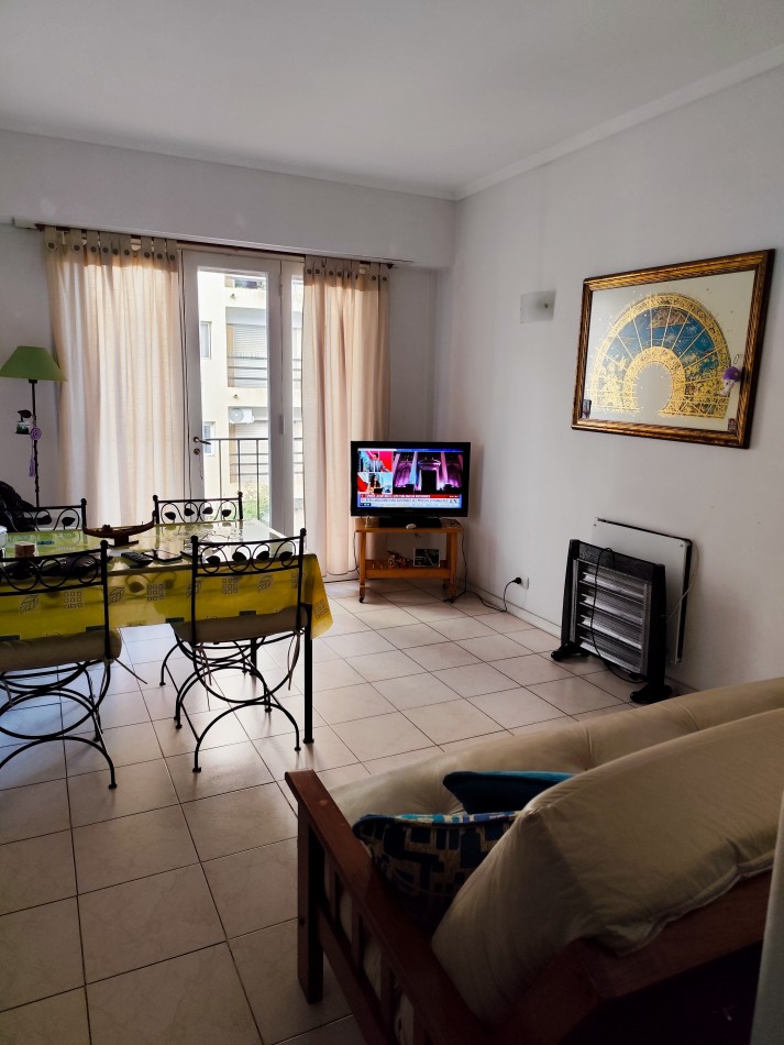 Departamento de 2 amb con balcon a la calle. zona plaza Colon 