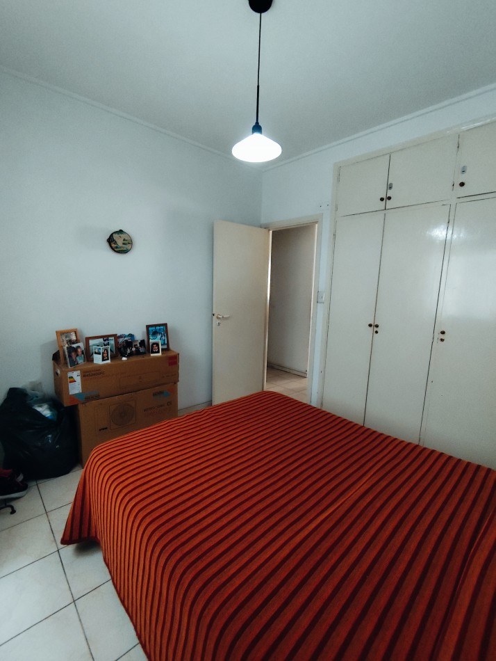 Departamento de 2 amb con balcon a la calle. zona plaza Colon 