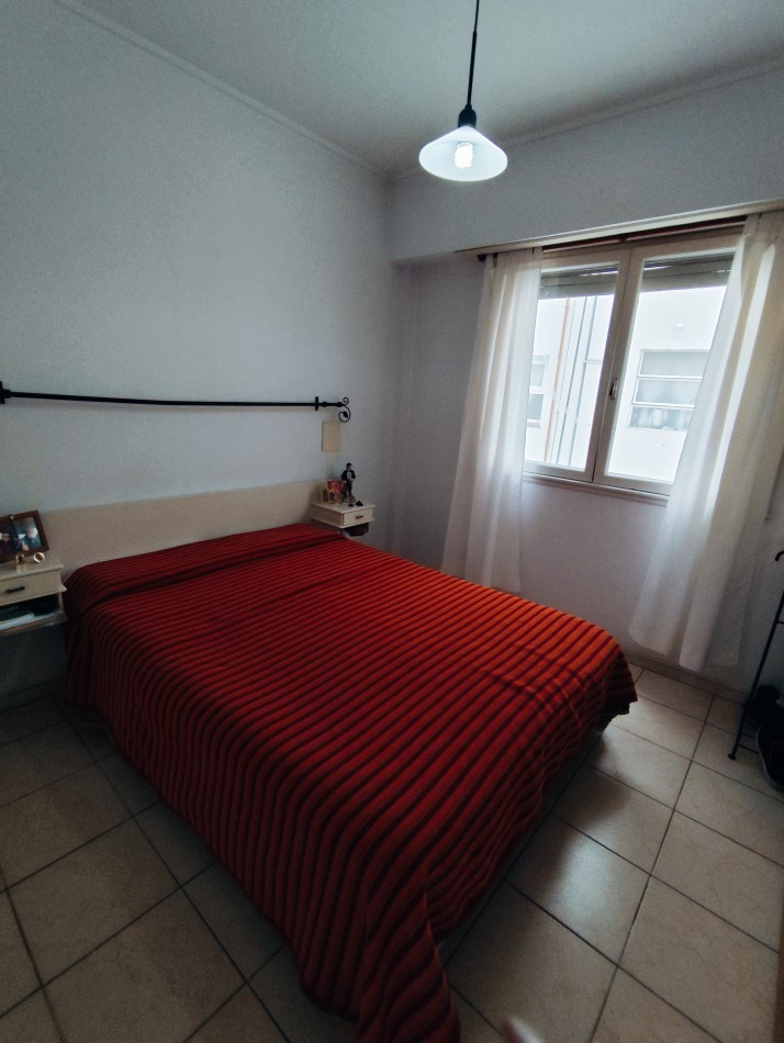 Departamento de 2 amb con balcon a la calle. zona plaza Colon 