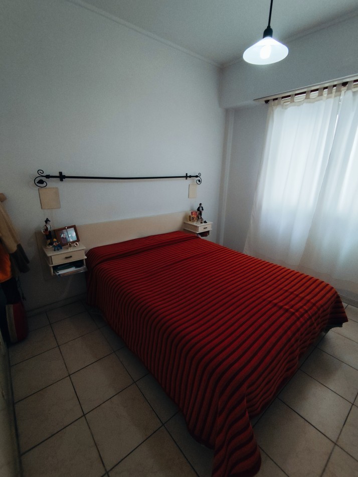 Departamento de 2 amb con balcon a la calle. zona plaza Colon 