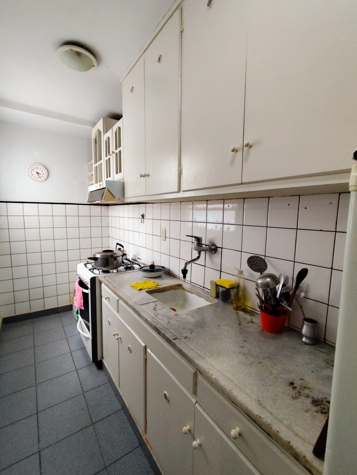 Departamento de 2 amb con balcon a la calle. zona plaza Colon 
