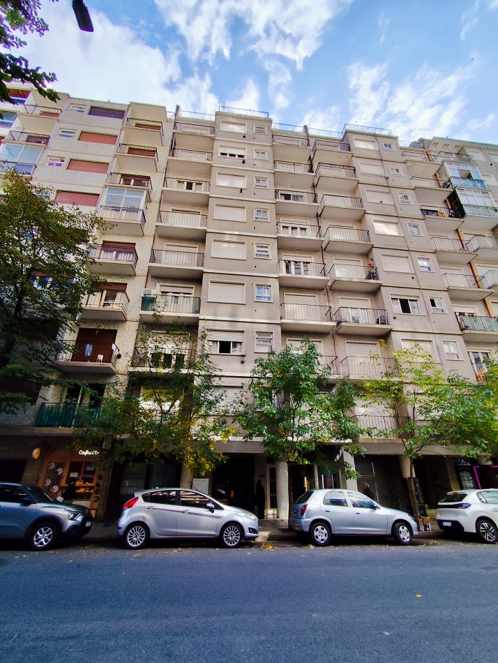 Departamento de 2 amb con balcon a la calle. zona plaza Colon 