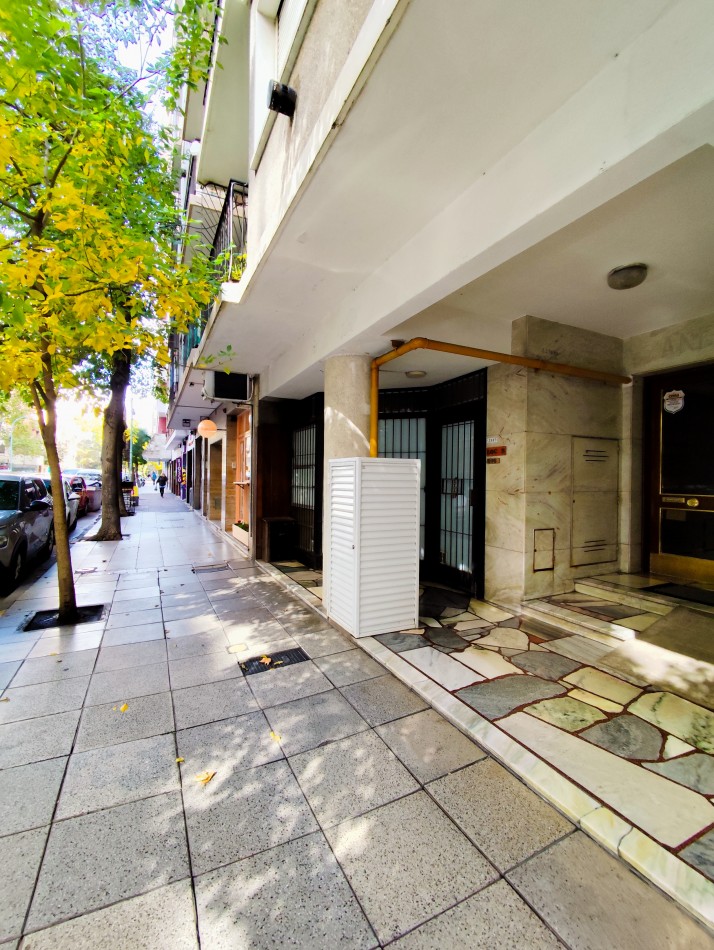 Departamento de 2 amb con balcon a la calle. zona plaza Colon 