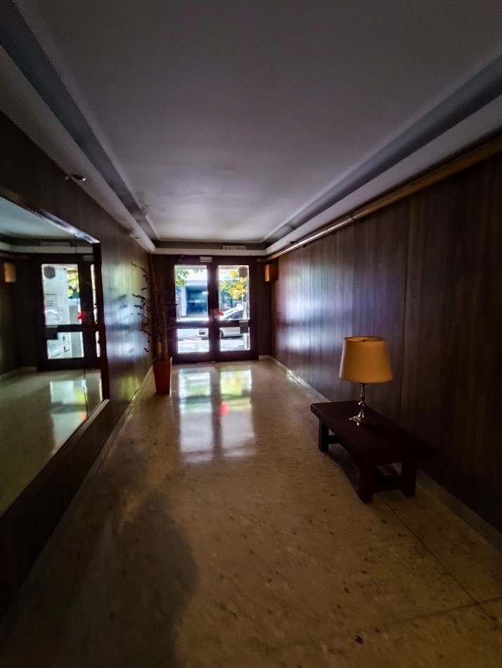 Departamento de 2 amb con balcon a la calle. zona plaza Colon 