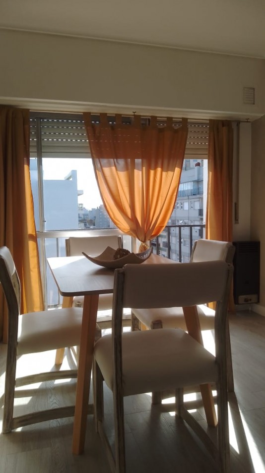 Depto 2 amb con balcon a la calle. Alberti y Corrientes 