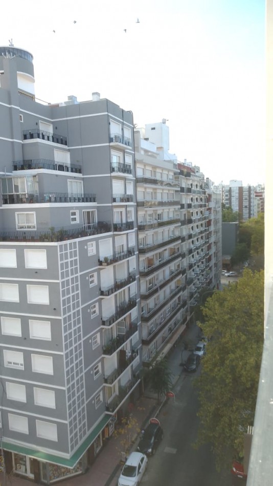Depto 2 amb con balcon a la calle. Alberti y Corrientes 