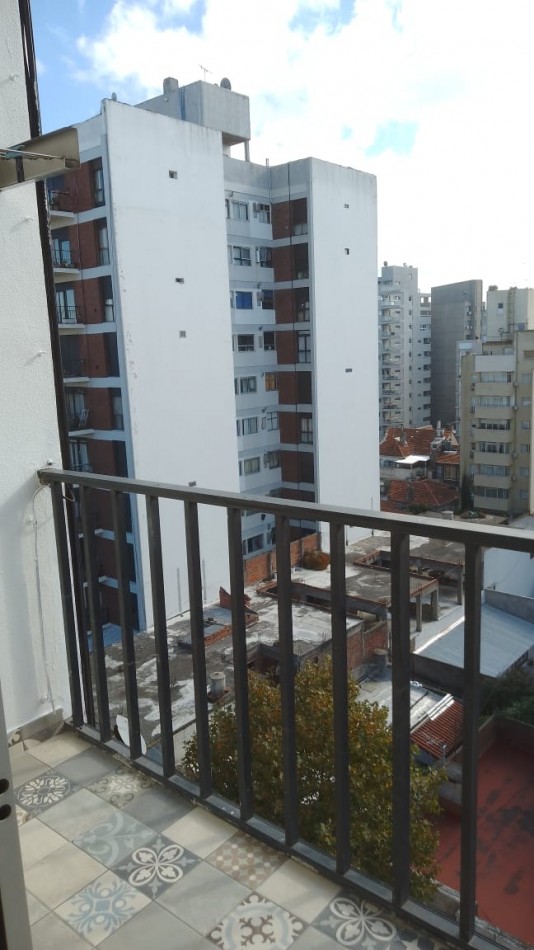 Depto 2 amb con balcon a la calle. Alberti y Corrientes 