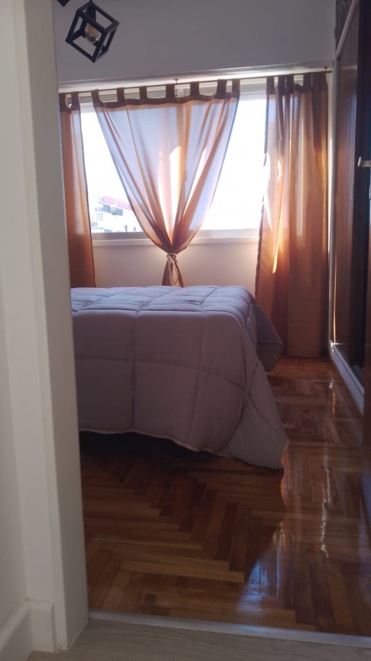 Depto 2 amb con balcon a la calle. Alberti y Corrientes 