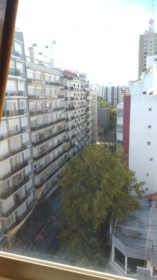 Depto 2 amb con balcon a la calle. Alberti y Corrientes 