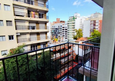 Departamento de 2 amb con balcon a la calle. zona plaza Colon 