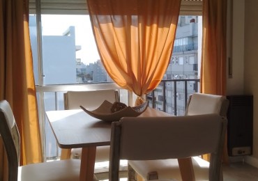 Depto 2 amb con balcon a la calle. Alberti y Corrientes 