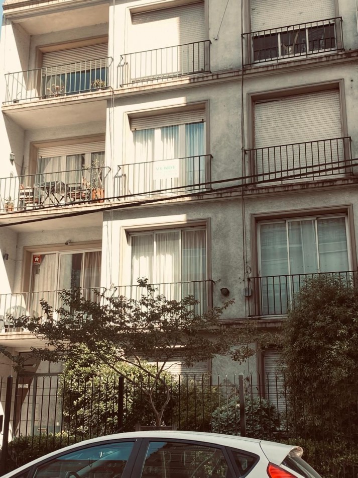 Semi piso de 3 amb con dependencia. Con baulera. Buenos Aires 2427 