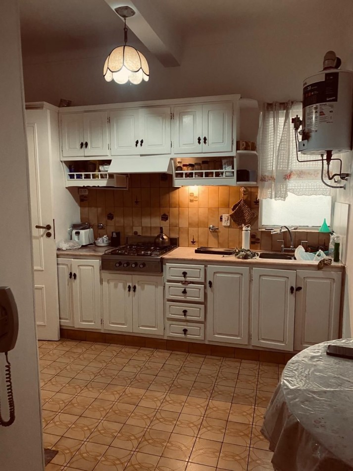 Semi piso de 3 amb con dependencia. Con baulera. Buenos Aires 2427 