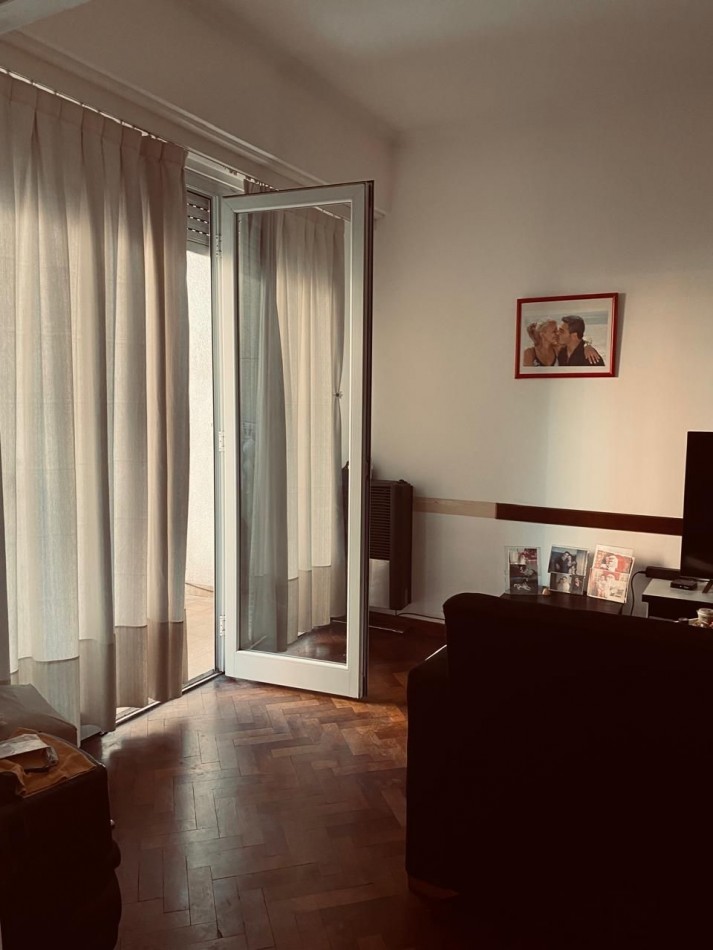 Semi piso de 3 amb con dependencia. Con baulera. Buenos Aires 2427 