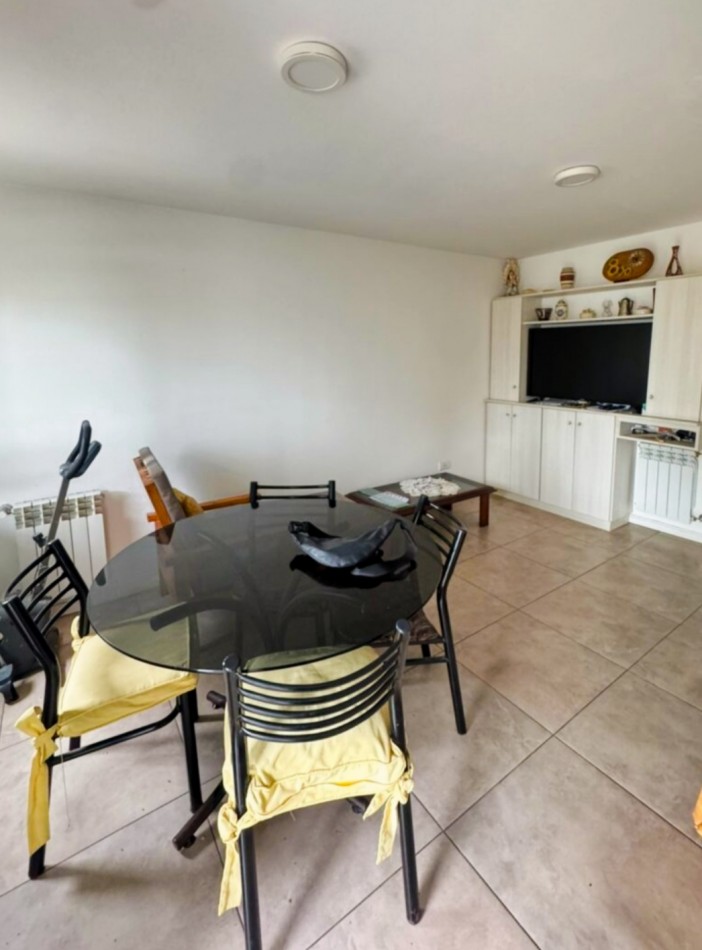 Depto dos amb en alquiler con balcon a la calle y cochera descubierta 