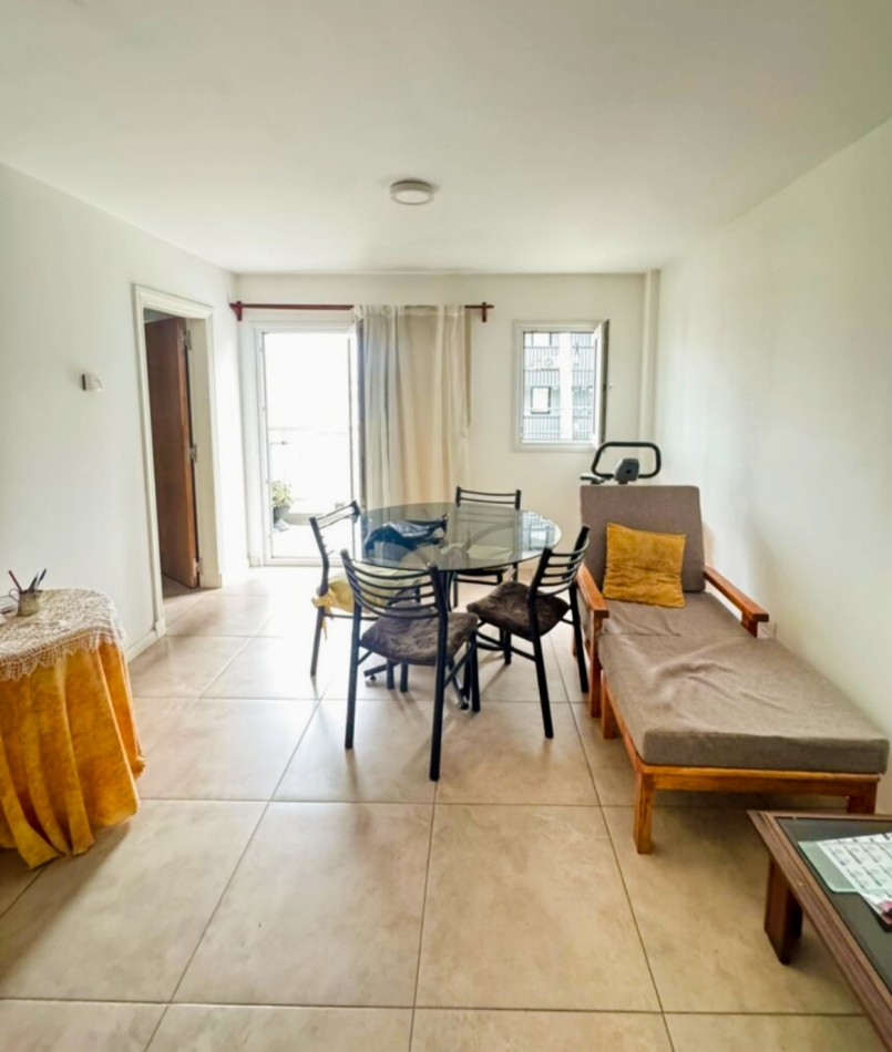 Depto dos amb en alquiler con balcon a la calle y cochera descubierta 