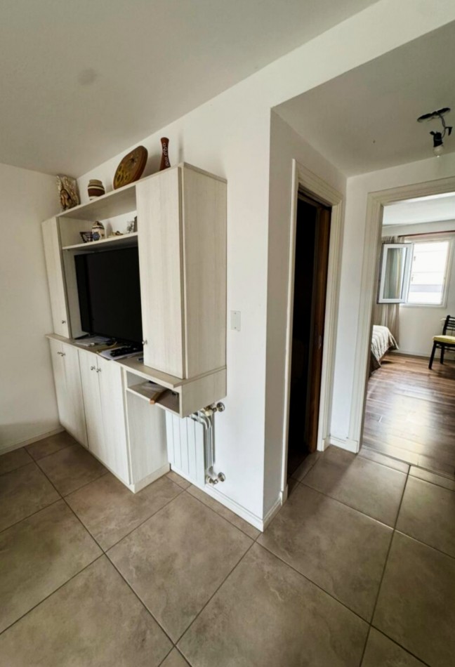 Depto dos amb en alquiler con balcon a la calle y cochera descubierta 