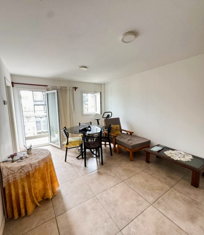 Depto dos amb en alquiler con balcon a la calle y cochera descubierta 