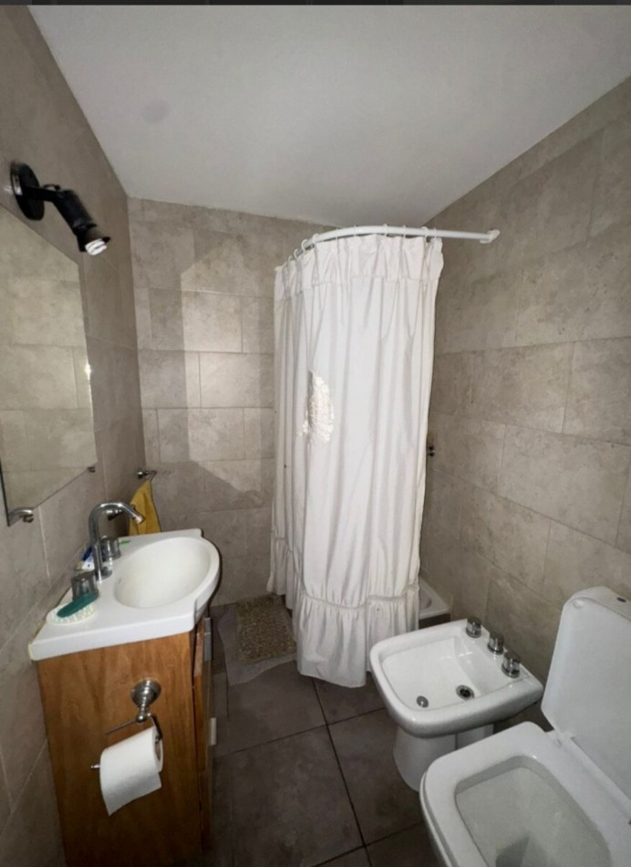 Depto dos amb en alquiler con balcon a la calle y cochera descubierta 