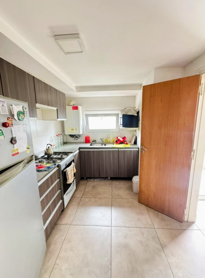 Depto dos amb en alquiler con balcon a la calle y cochera descubierta 