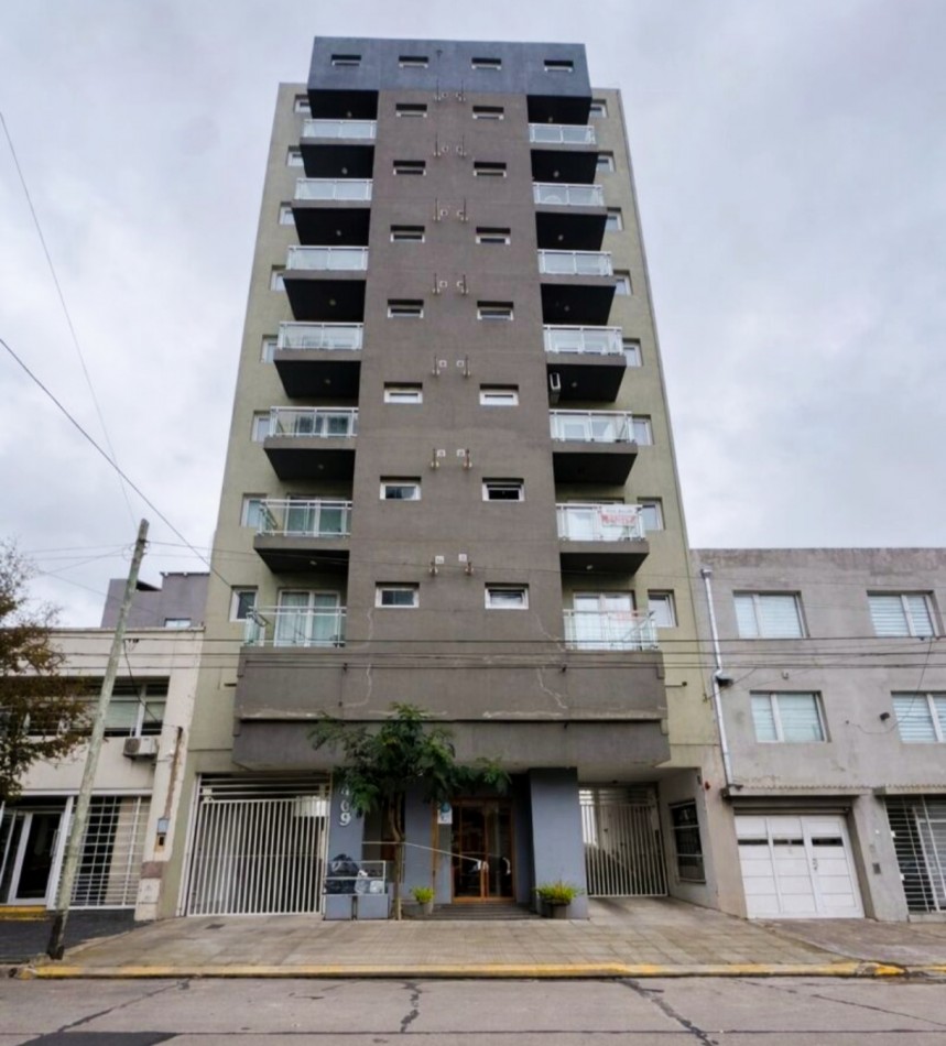 Depto dos amb en alquiler con balcon a la calle y cochera descubierta 