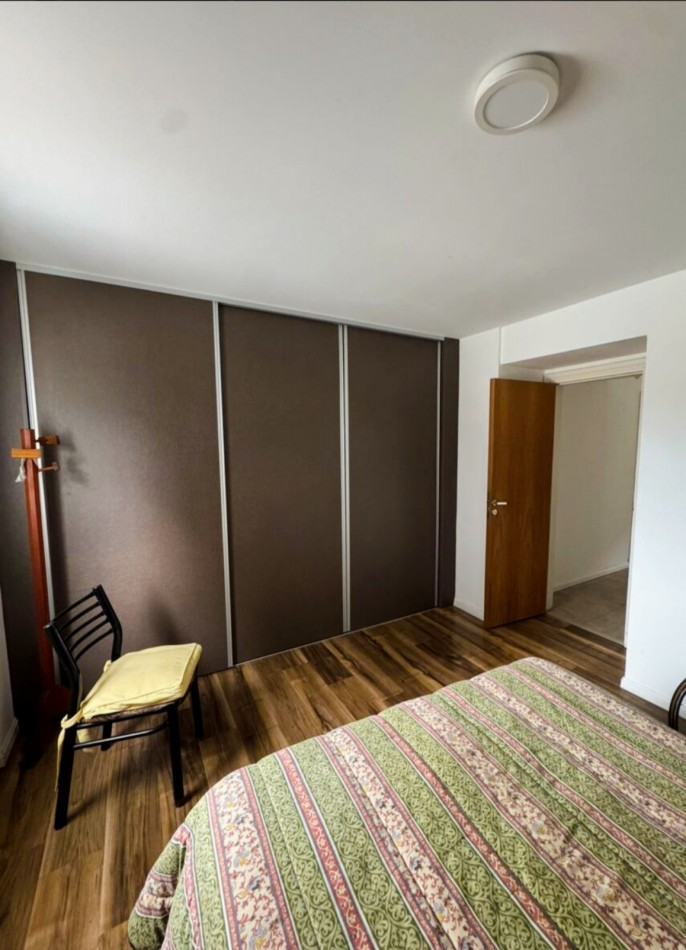 Depto dos amb en alquiler con balcon a la calle y cochera descubierta 