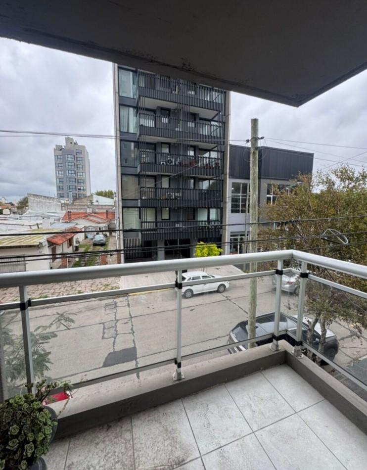 Depto dos amb en alquiler con balcon a la calle y cochera descubierta 
