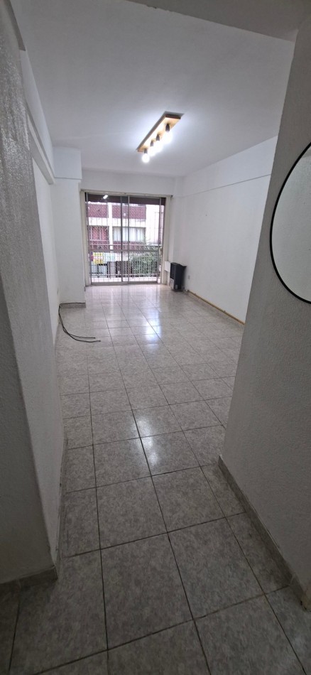 2 ambientes a la calle con balcon saliente