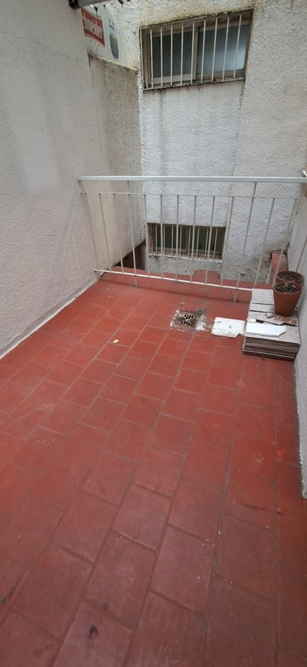 2 ambientes a la calle con balcon saliente