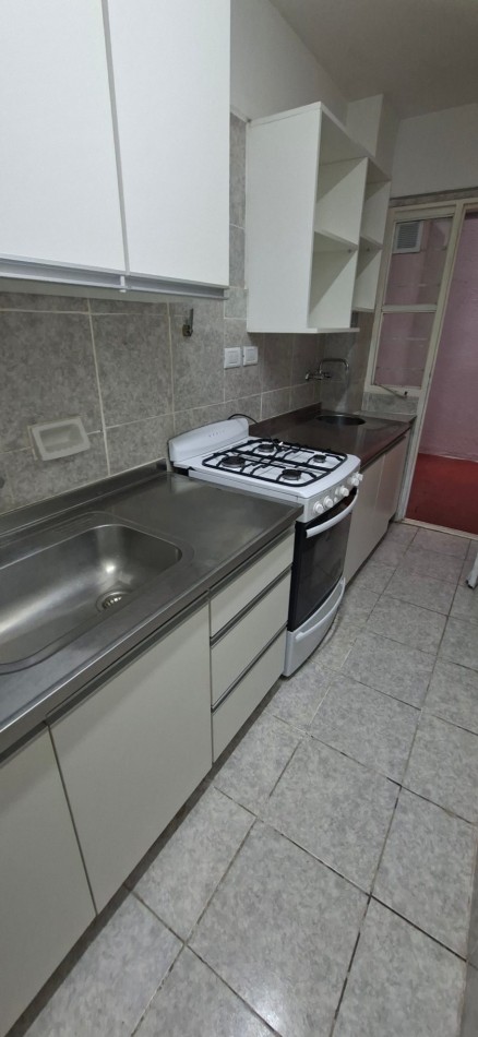 2 ambientes a la calle con balcon saliente