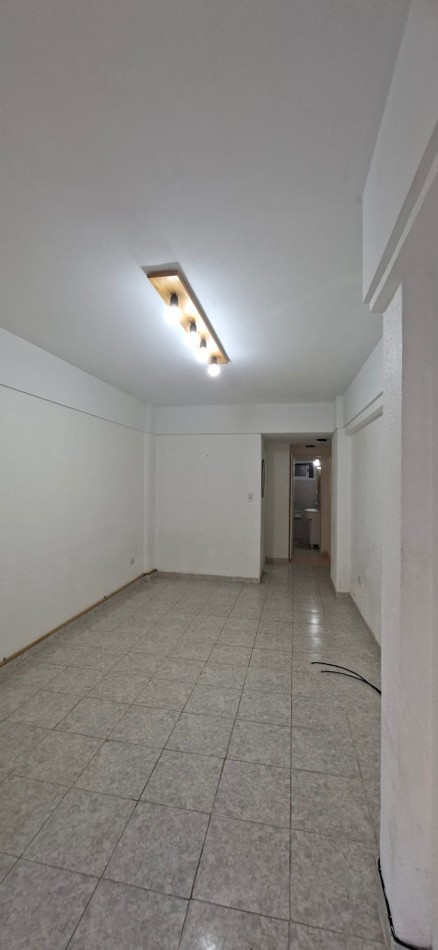 2 ambientes a la calle con balcon saliente