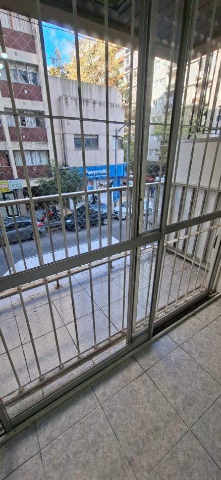 2 ambientes a la calle con balcon saliente