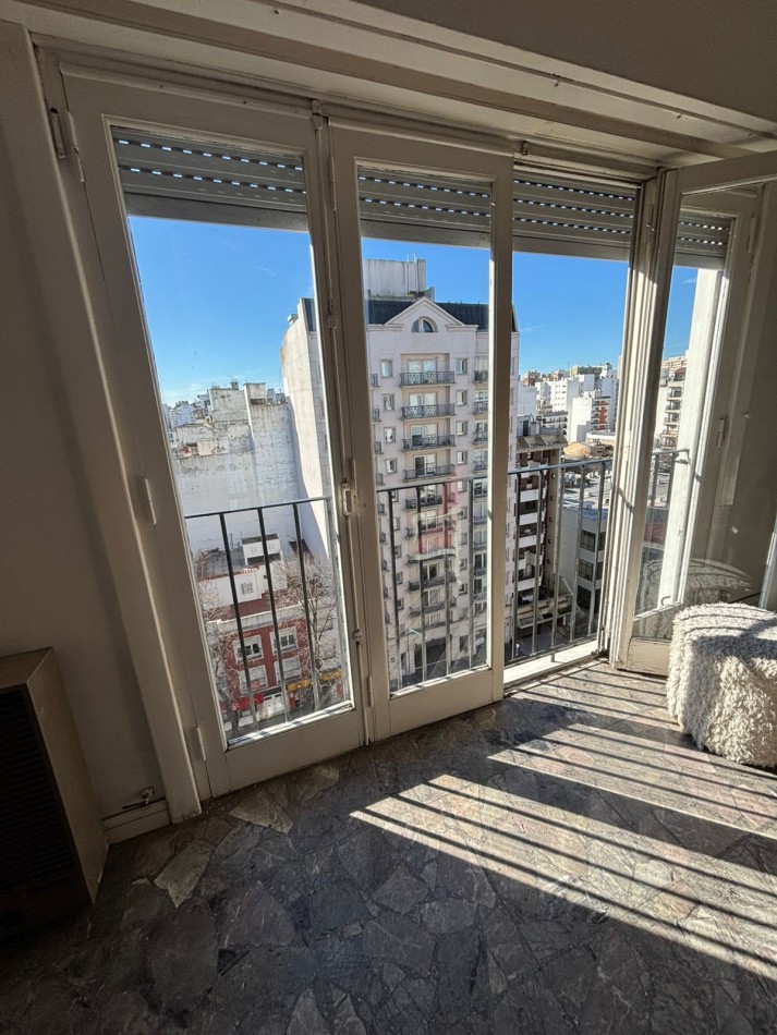 Depto 3 amb con balcon a la calle. Colon. Y La Rioja
