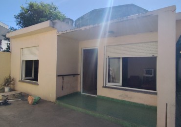 Venta de propiedad en block. Dos casas de 3 amb. Con entrada para auto 