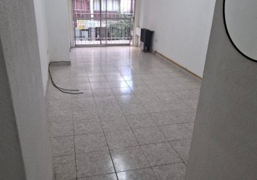 2 ambientes a la calle con balcon saliente